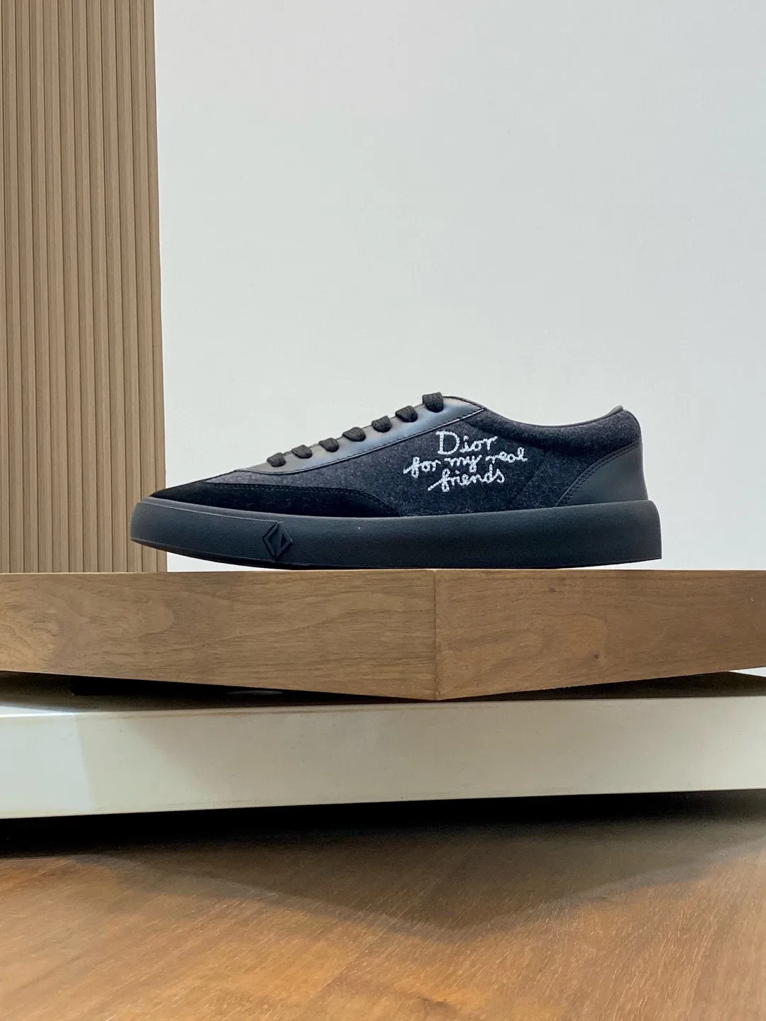 Factory price: 420💰Dior Crafted from navy and white jacquard with Oblique print and suede panels, it features a distinctive padded tongue embossed with the Dior signature, wide navy mohair laces and brass eyelets with a matte tonal finish. White rubber sole with Dior Oblique pattern, enhanced by a contrasting Dior 30 Avenue Montaigne signature on the rear. It can add fashionable temperament to casual looks. Exquisite packaging at the delivery counter 🛍📦 ▪️ Fabric: Original customized Oblique presbyopia + cowhide ▪️ Lining: Original customized sheepskin + breathable mesh ▪️ Sole: Original molded anti-slip rubber material ▪️ Bottom thickness: 4CM ▪️ Size: Men's 38-45 (38, 45, 46 customized)